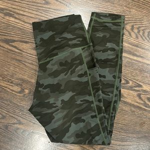 Colorfulkoala Women's High Waisted 7/8 Length Leggings with Pockets. L. Camo